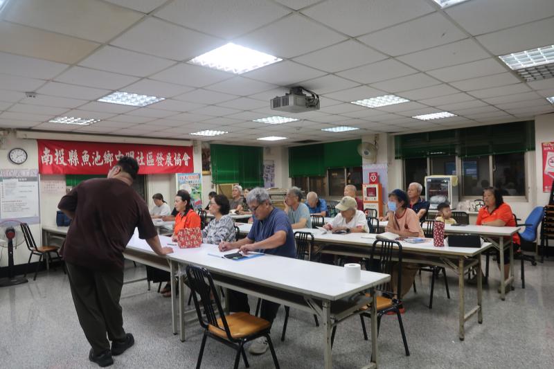 社區長者踴躍參與課程，展現學習熱忱。