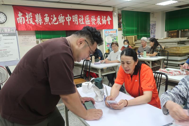 許峻維老師藉由一對一指導與即時互動，幫助學員快速掌握系統操作要領。