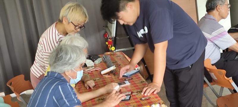 金寧數位機會中心舉辦了「生活應用軟體技巧班」，旨在協助學員將手中的智慧型手機轉化為生活中的萬能百寶箱。