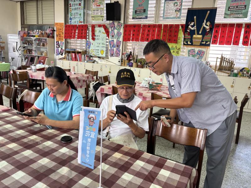 講師協助學員運用手機產出