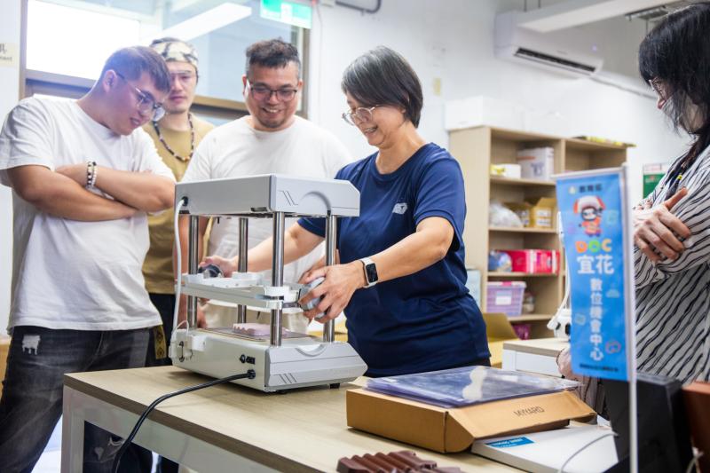 學員操作真空成型機