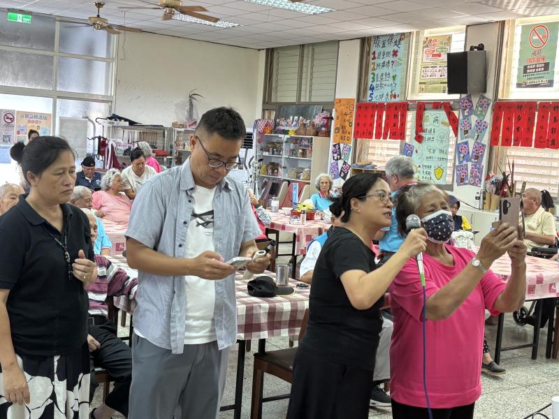 學員哪著手機練習掃描