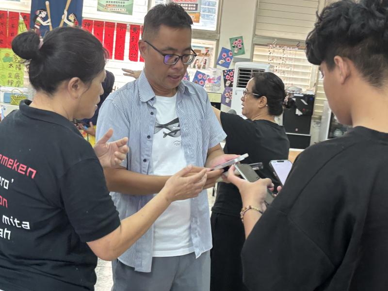 學員互相學習如何使用手機完成產出一首歌