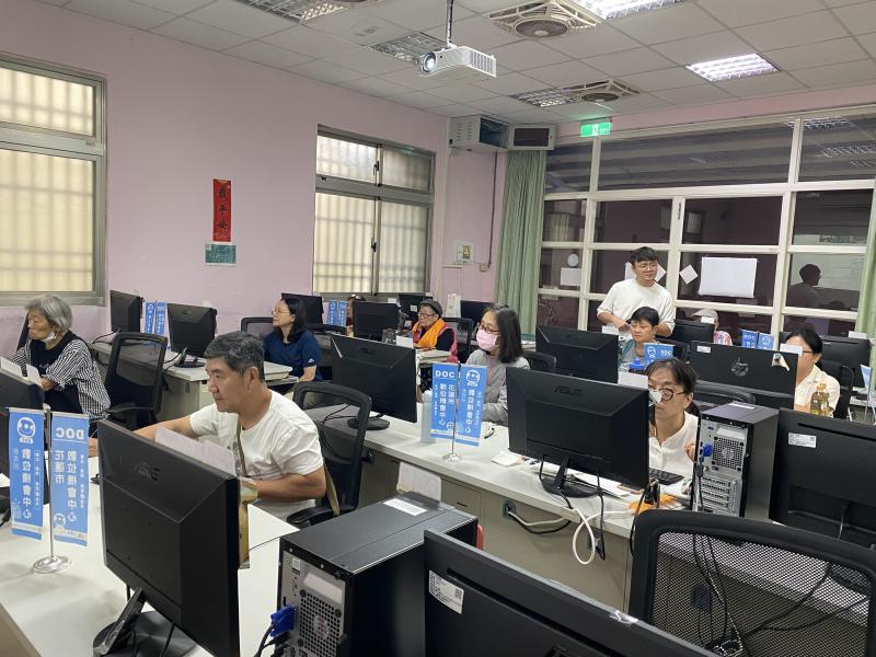 課程中最有趣的是創作屬於自己的周計畫表，透過不同的模板、圖示及色彩搭配，將原本單調的行程規劃變得更有創意與個人特色。