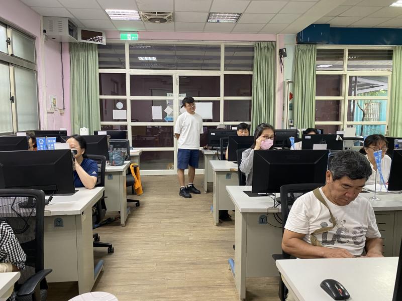 看到自己完成的作品時，感到非常有成就感，也提升了對數位設計的興趣。
