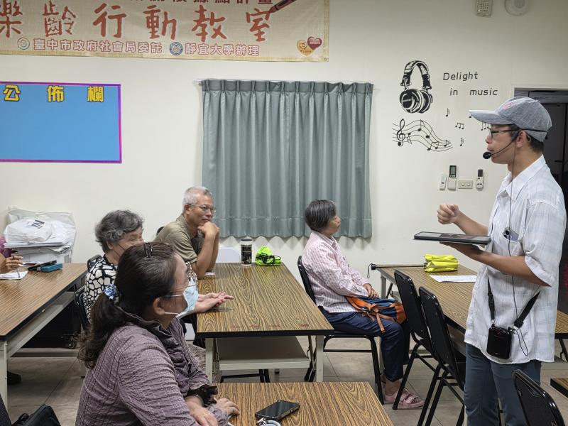 學員們專注地聆聽講師說明如何將數位科技融入地方文史，跟著教學步驟理解數位地景的應用。