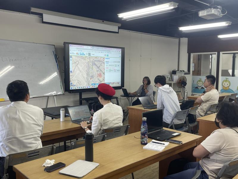 講師在前方透過大型螢幕,向大家詳細解說「地圖套疊工具」的數位操作介面