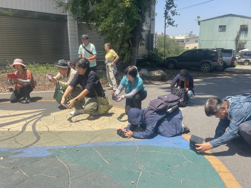 鄭凱謙老師帶領學員跳脫日常拍照習慣,示範如何透過低角度取景與微距觀察,重新發現身邊景物的細節與層次。
