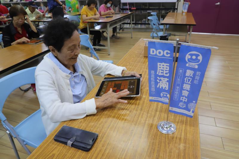 93歲的阿嬤，玩起 Unblock Me 真厲害