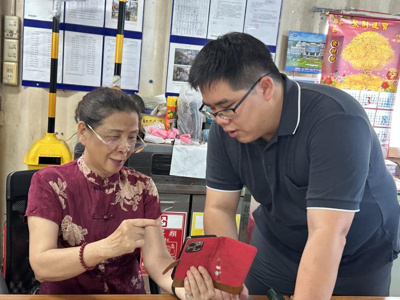 老師協助學員AR2VR虛擬實境app下載及操作方式.