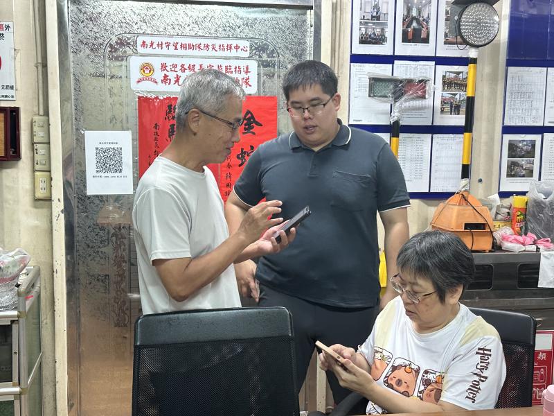 老師指導學員VR360數位手機導覽設計平台場景從相簿所拍攝影片點選匯入.