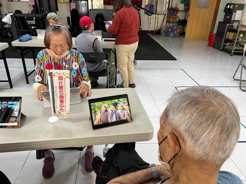 學員能操作平板到網頁觀看影片