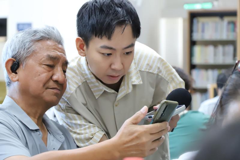 授課老師帶領學員熟悉各項AI工具的操作技巧,提升數位應用能力