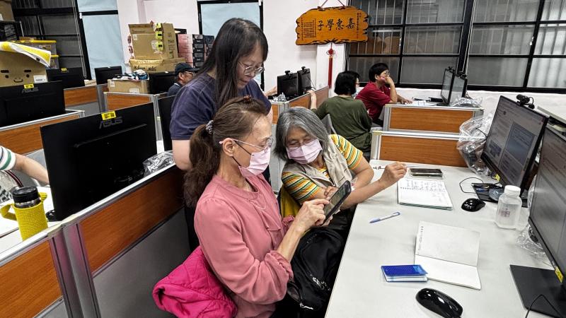 下載健康快易通並指導健保卡註冊。