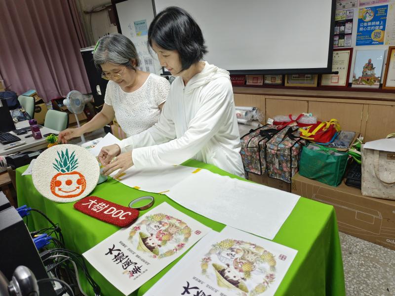 設計稿使用熱昇華印表機印出後將圖紙貼在毛巾上進行熱轉印