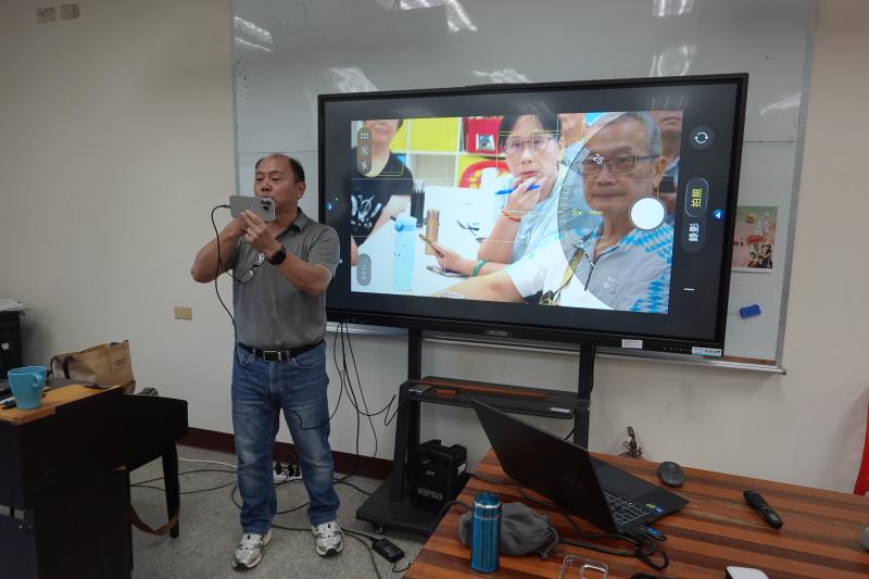 紀校長以深入淺出的方式講述攝影的技巧,並透過手機的輸出的方式呈現。