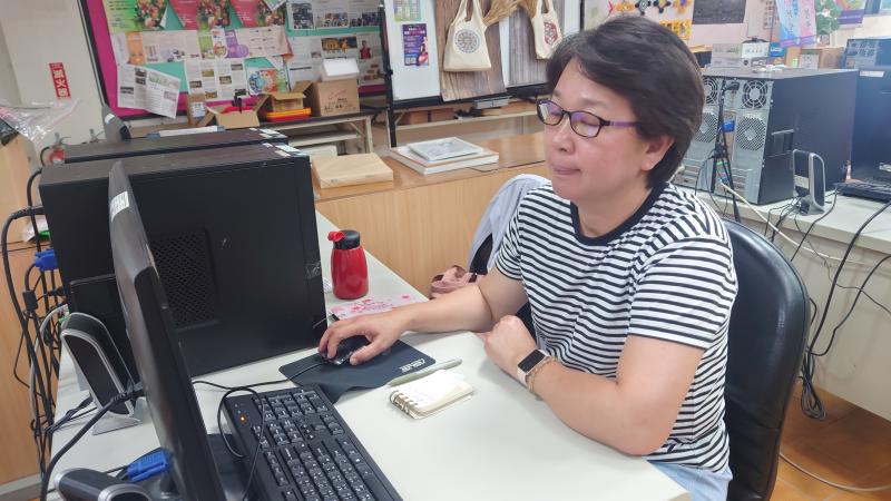 學員認真的利用美工軟體將自己的作品編輯成明信式桌曆