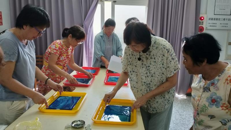 講師王老師示範步驟,如何做藍曬