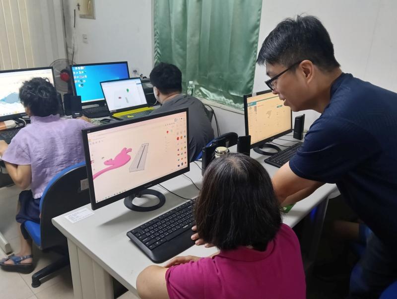 老師指導學員如何繪製草圖轉化為立體作品