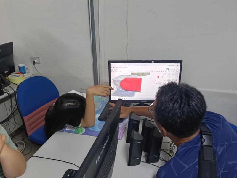 父親協助女兒Tinkercad操作情形