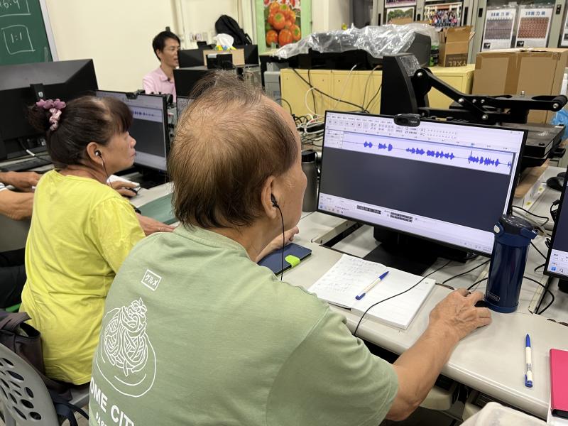 學員戴著耳機專注操作電腦,螢幕上顯示 Audacity 音波編輯畫面