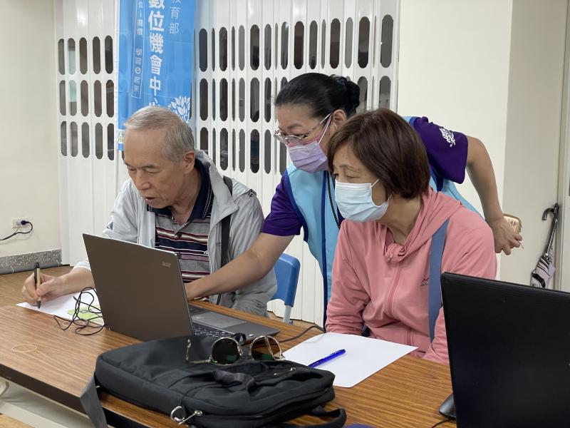 執行秘書耐心指導學員操作電腦。