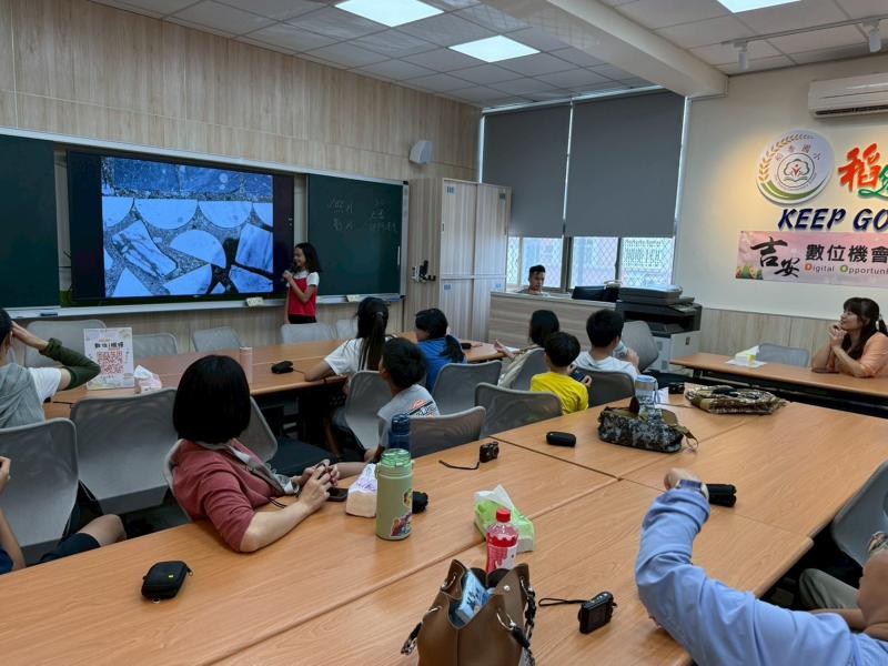 孩子們害羞又開心地拿著自己的作品,一一向大家介紹拍攝的主題與構圖想法。
