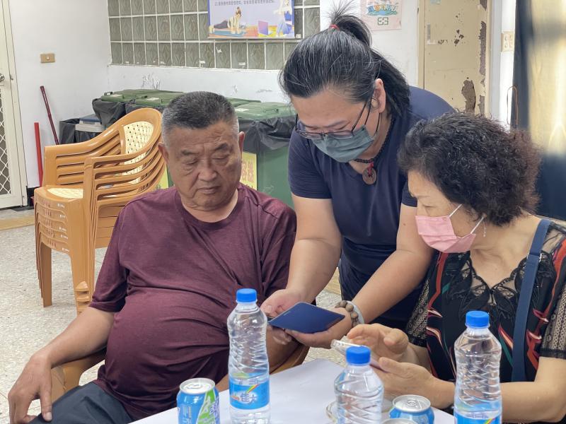DOC數位幫手協助兩位長輩學員，讓他們慢慢學習和練習。