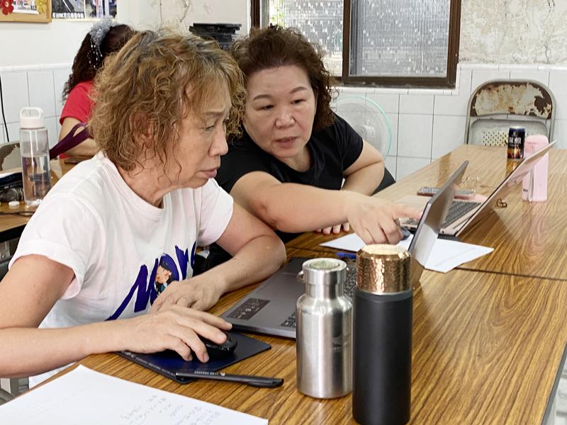 學員相互討論，彼此協助，一起努力完成各自的電子書