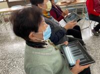 【六甲DOC】貫徹數位生活化 六甲DOC教長輩用平板彈鋼琴