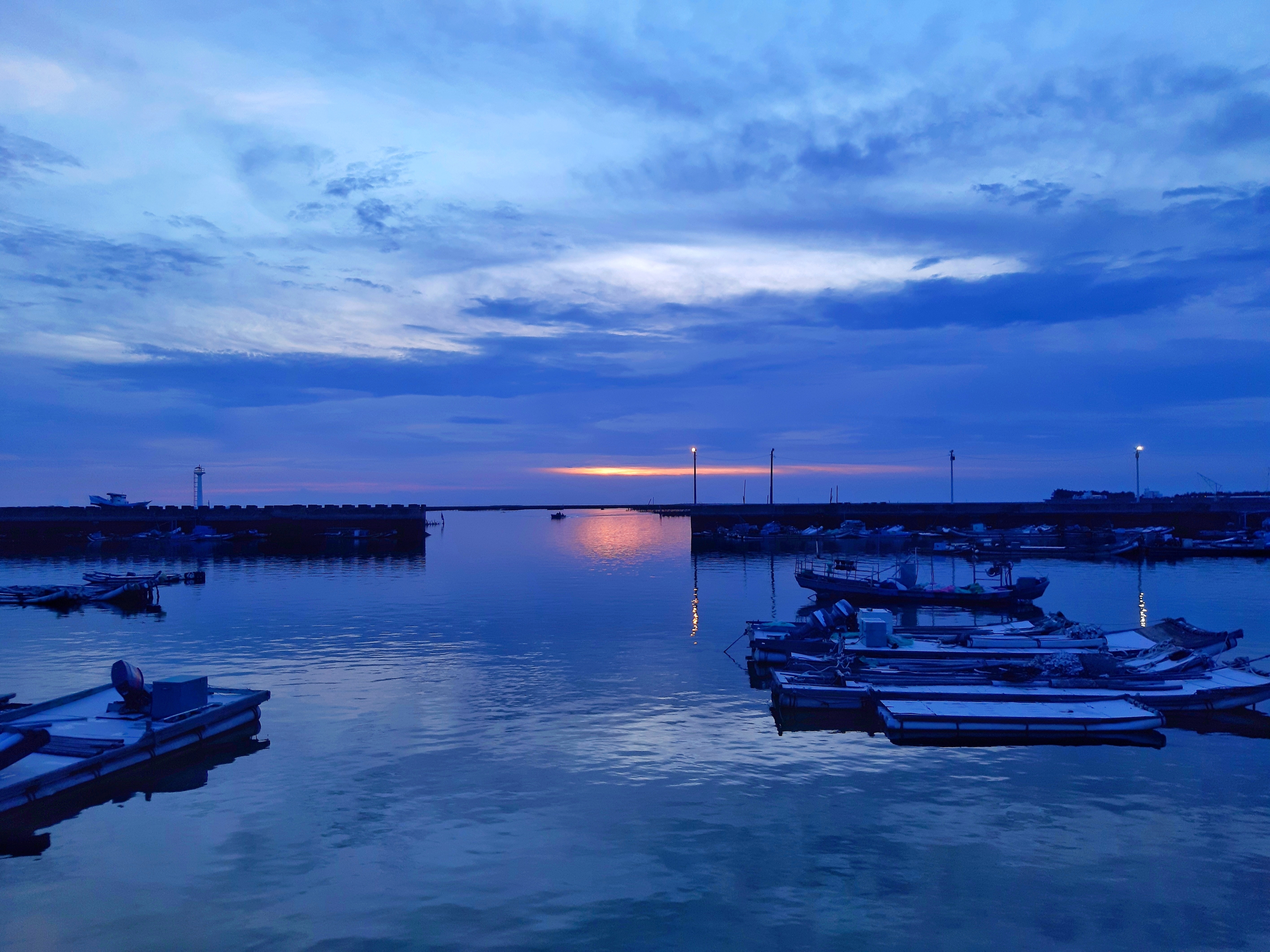 夜幕降臨前的漁港-封面照