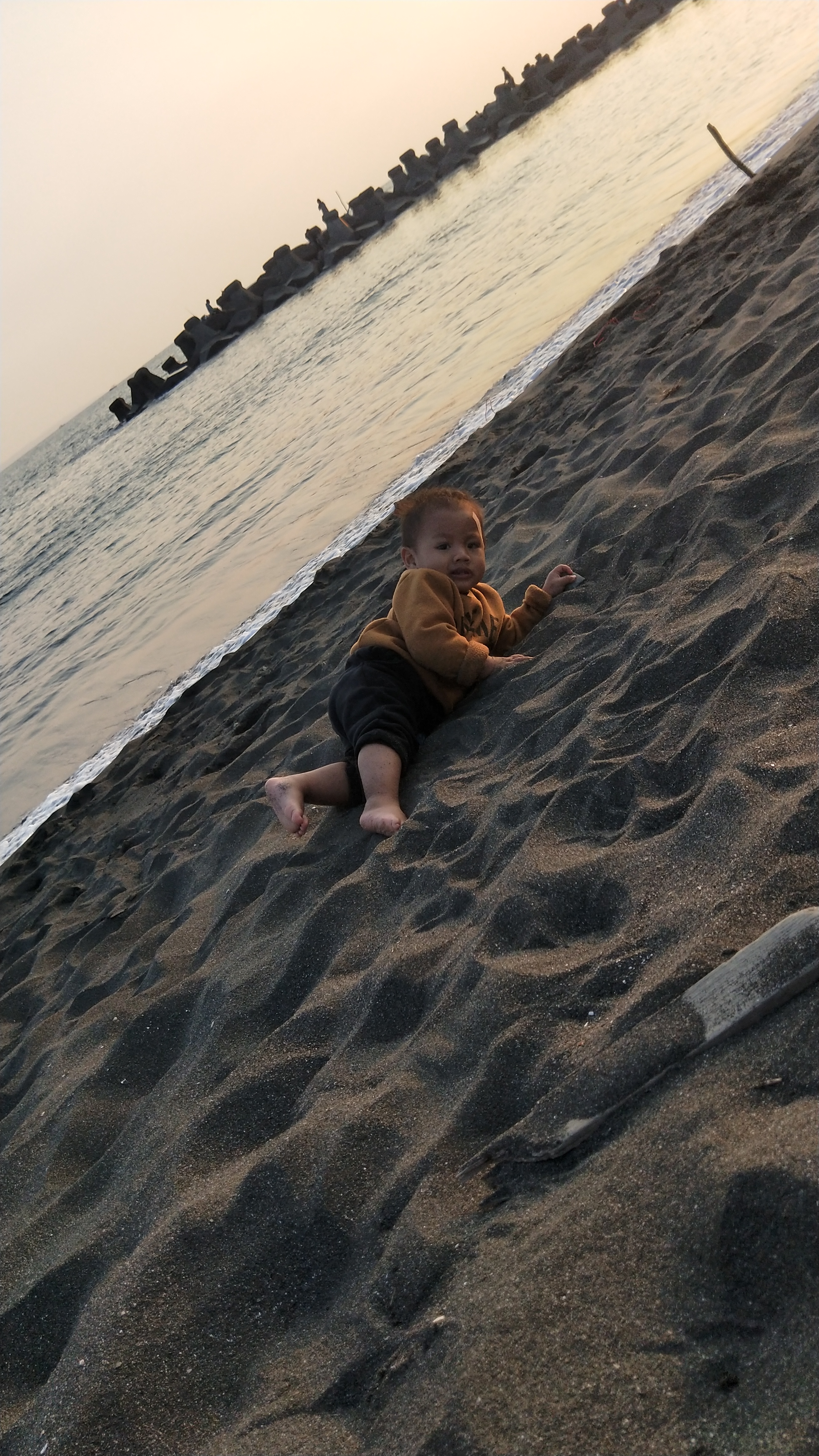 作品預覽圖：作品名稱沙灘上的小男孩