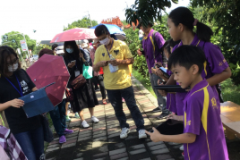水碓國小學童陪同數位機會中心夥伴一起用APP走讀社區。