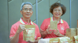 現場展攤的國姓DOC鹿遊趣店家學員，為客人展示自產自製的台灣咖啡