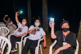 《月光山林音樂會》用手機手電筒發光的DOC 聽眾們