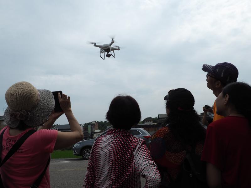 學員參與新興科技體驗課程，學習操作空拍機