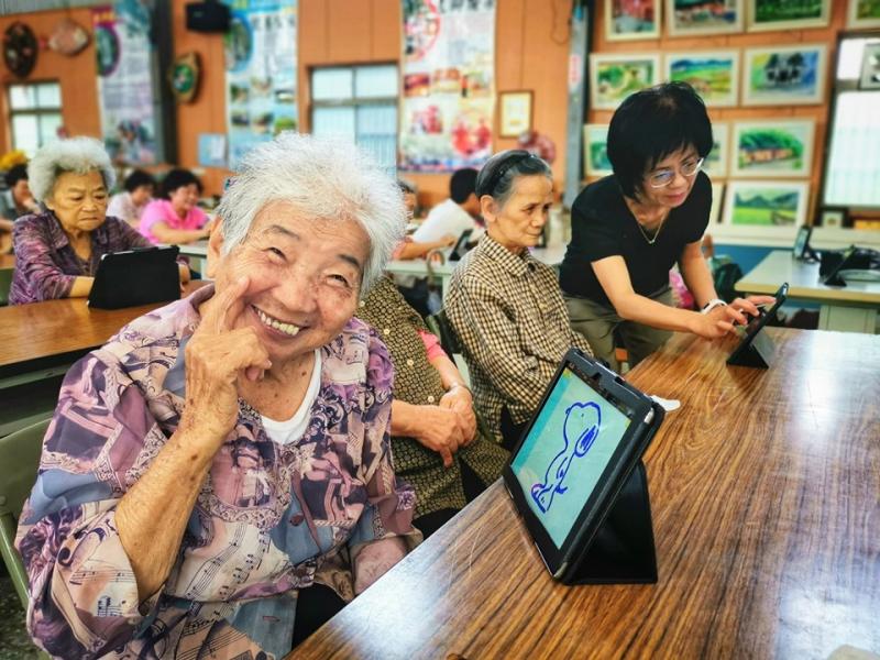 關西DOC｢平板在生活中的應用｣數位繪圖課程，拿著平板阿婆們還不禁驚呼了起來，笑著說真的好神奇。