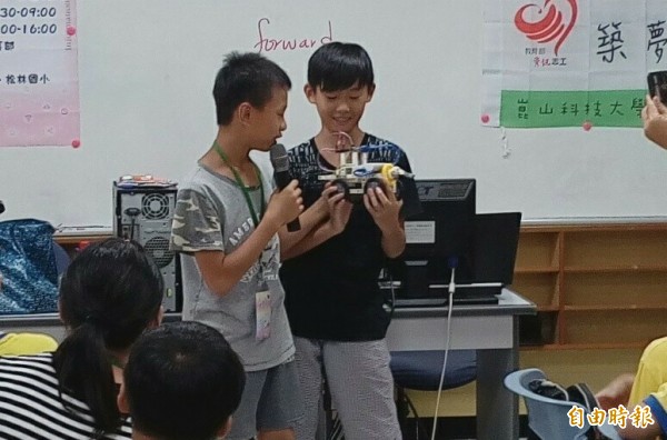 學生發表程式應用機器人
