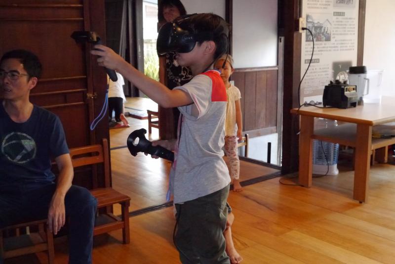 小朋友體驗VR遊戲