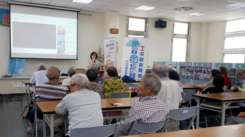 駐點人員徐芷齊與社區民眾分享微電影工作營課程成果。