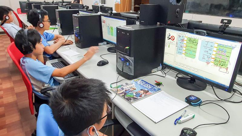 太麻里DOC透過申請伊甸象圈工程計畫，協助社區內孩子藉由電腦解決學習的問題。