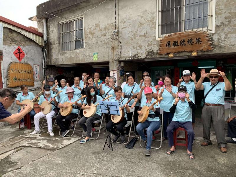 30多名鄉親在祖厝廣場前彈奏月琴，用在地最具文化代表性的楓港小調