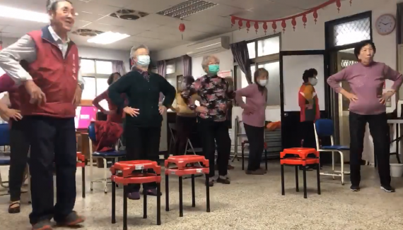 社區的阿公阿嬤為網路直播開始練習麵線舞
