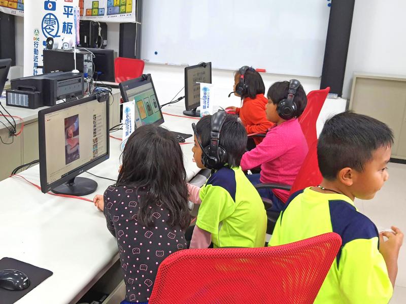 完成作業的孩子們會借用教室的電腦開始自主學習