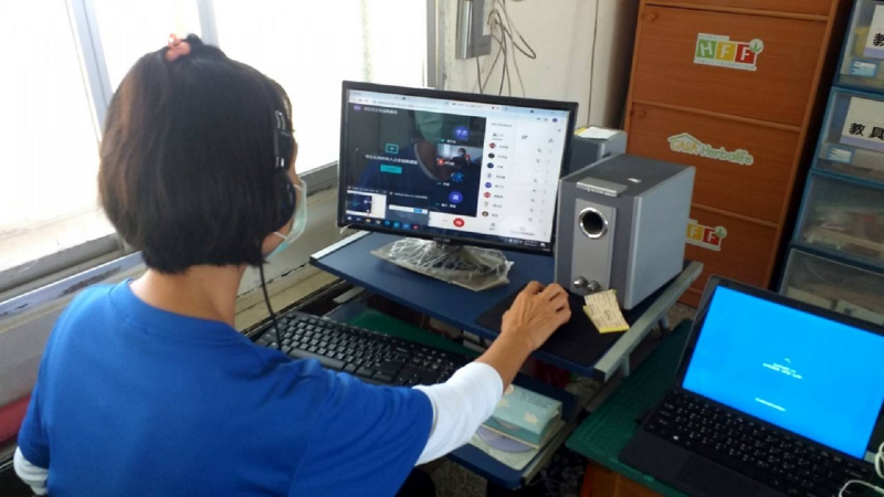 花蓮縣全國中小普通班教室都配置最新的桌機、平板電腦及webcam。