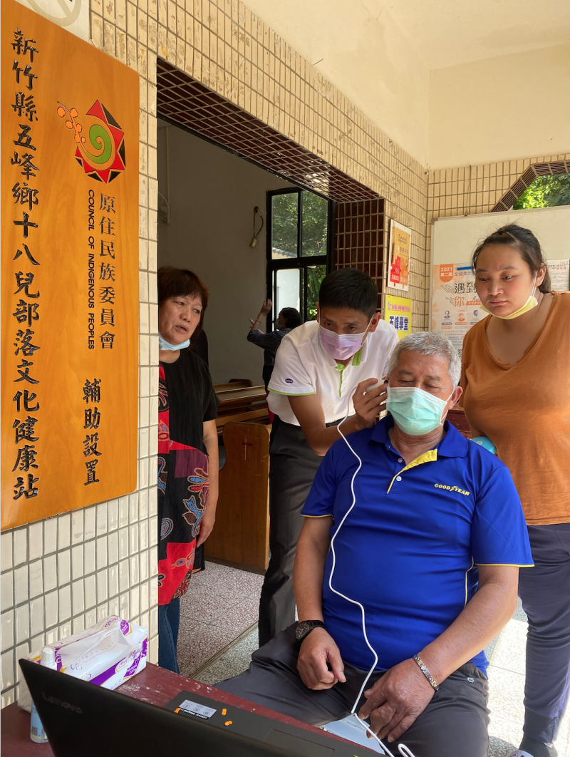 呂紹宇聽力師對五峰DOC學員進行電子耳鏡檢測