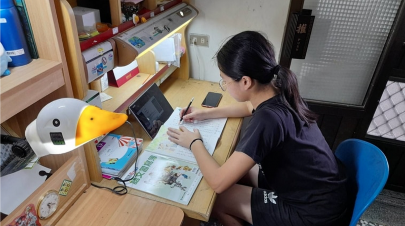 竹苗 DOC 協力助學，提供平板電腦借用學童居家學習。明基基金會提供
