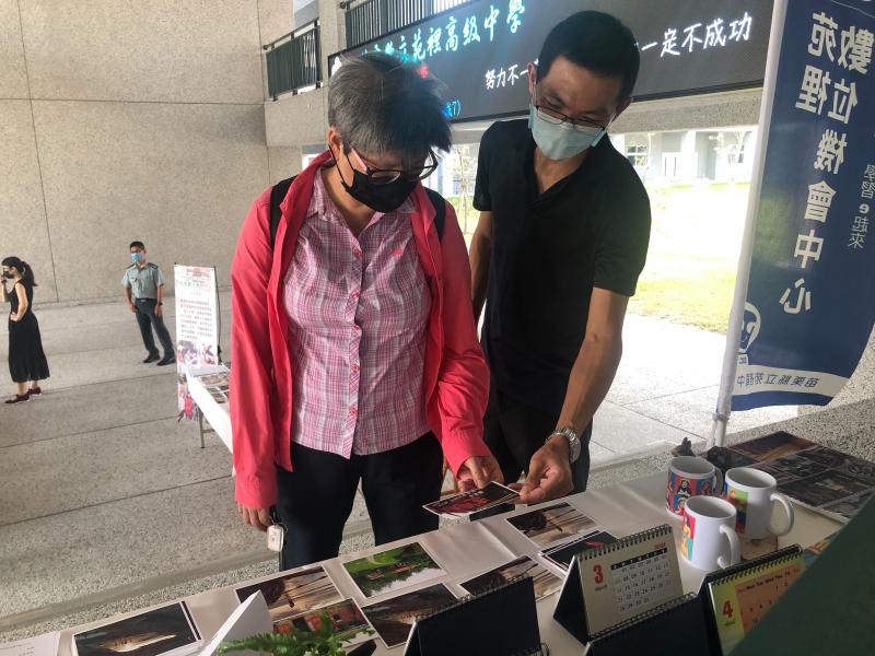 智國老師向民眾介紹學員拍攝作品製成明信片