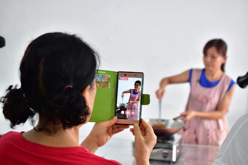 七美婦女，應用數位工具紀錄在地料理