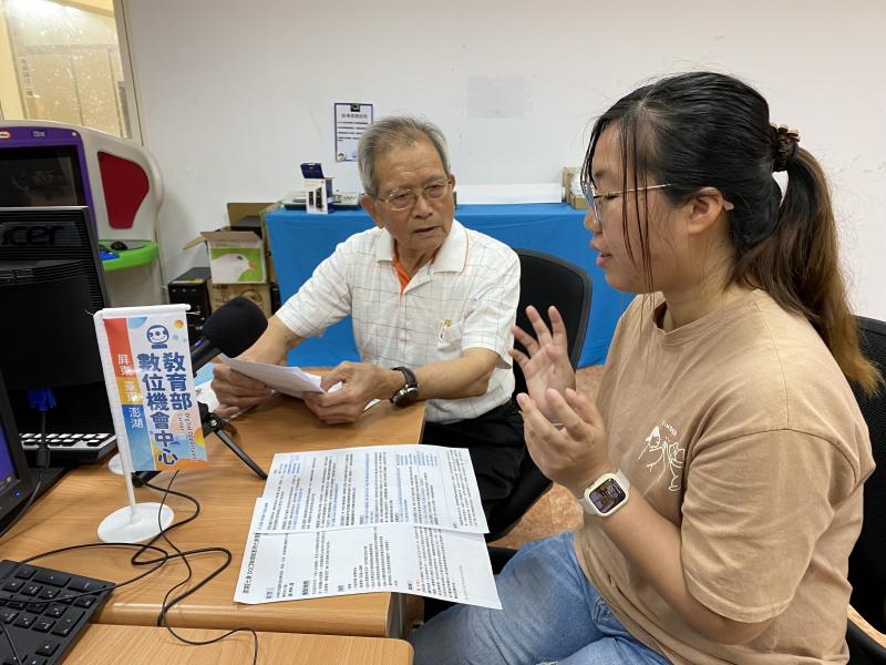 DOC駐點人員研讀七美獨有的褒歌資料後，以學習角度請校長解釋褒歌來源始末。